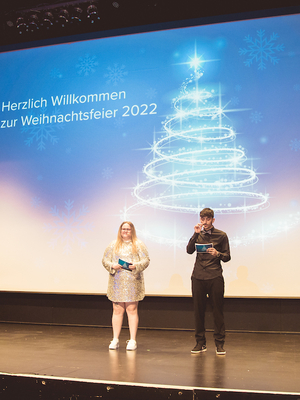 faigle Weihnachtsfeier Moderation Lehrlinge_Elisa Felder (Auszubildende Kunststofftechnik) und Azad Kalkan (Auszubildender Werkzeugbautechnik) bei faigle in Hard (Vorarlberg)